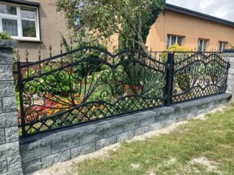 Brama uchylna kuta z&nbsp;złotymi ornamentami BU 123
