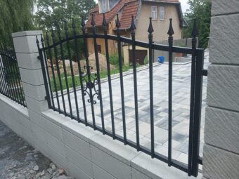 Brama przesuwna kuta z&nbsp;furtką BP 037