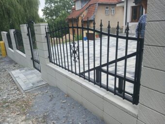 Brama przesuwna kuta z&nbsp;furtką BP 037