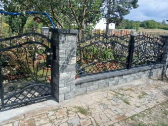 Brama uchylna kuta z&nbsp;złotymi ornamentami BU 123