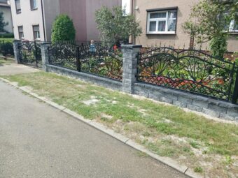 Brama uchylna kuta z&nbsp;złotymi ornamentami BU 123