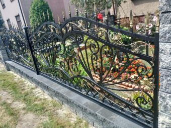 Brama uchylna kuta z&nbsp;złotymi ornamentami BU 123