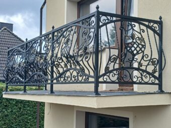 Balustrada zewnętrzna kuta z&nbsp;motywem winogron BKZ 106