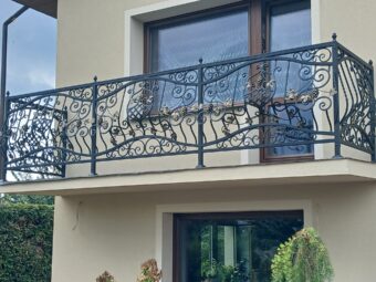 Balustrada zewnętrzna kuta z&nbsp;motywem winogron BKZ 106