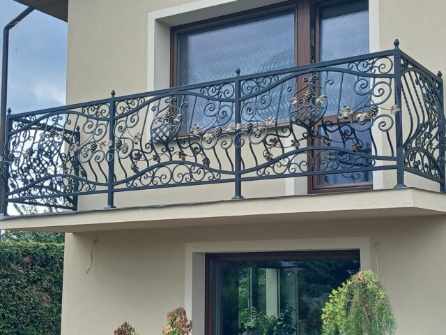 Balustrada zewnętrzna kuta z&nbsp;motywem winogron BKZ 106