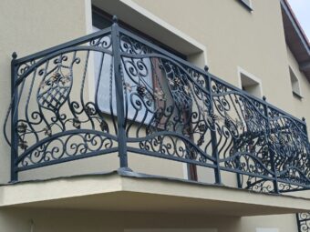 Balustrada zewnętrzna kuta z&nbsp;motywem winogron BKZ 106