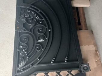 Brama przesuwna kuta z&nbsp;okrągłą rozetą BP 040