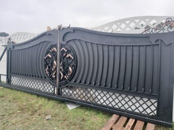 Brama przesuwna kuta z&nbsp;okrągłą rozetą BP 040