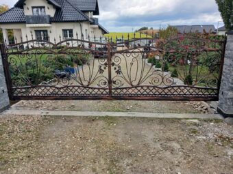 Brama przesuwna kuta z&nbsp;grotami BP 039
