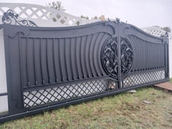 Brama przesuwna kuta z&nbsp;okrągłą rozetą BP 040