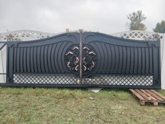 Brama przesuwna kuta z&nbsp;okrągłą rozetą BP 040