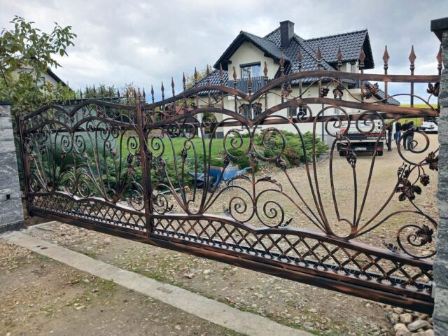 Brama przesuwna kuta z&nbsp;grotami BP 039