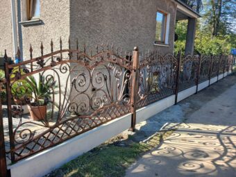 Brama przesuwna kuta w&nbsp;miedzianej patynie BP 038
