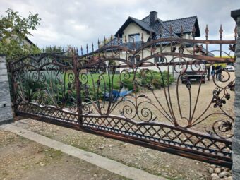 Brama przesuwna kuta z&nbsp;grotami BP 039